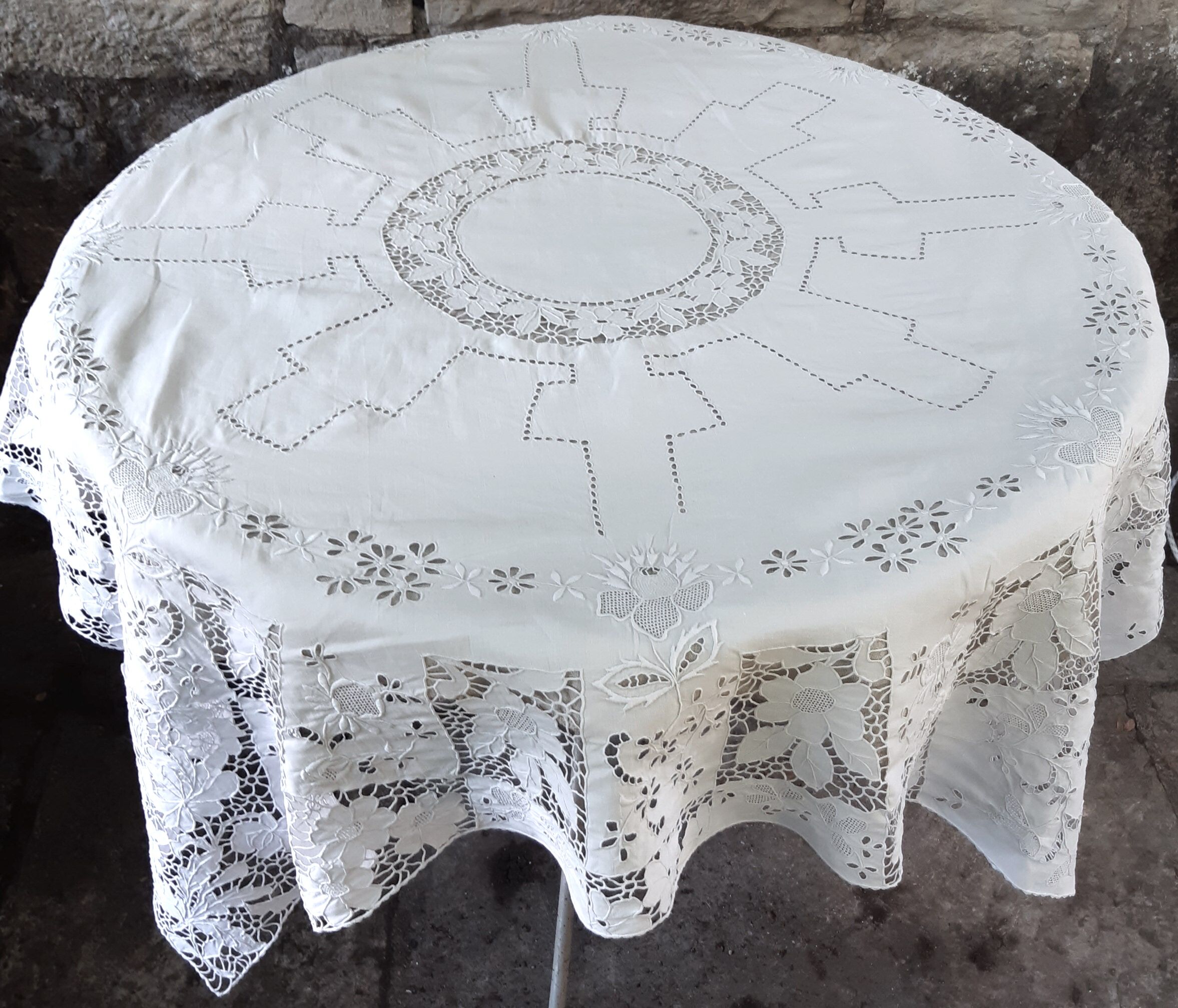 Square tablecloth 1900 very embroidered for round table