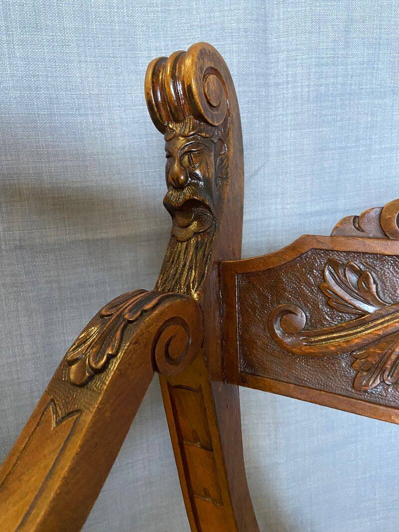 Siège, fauteuil Dagobert curule en noyer sculpté style Renaissance