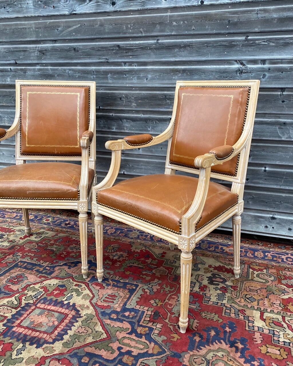 Paire De Fauteuils En Bois Laqué De Style Louis XVI