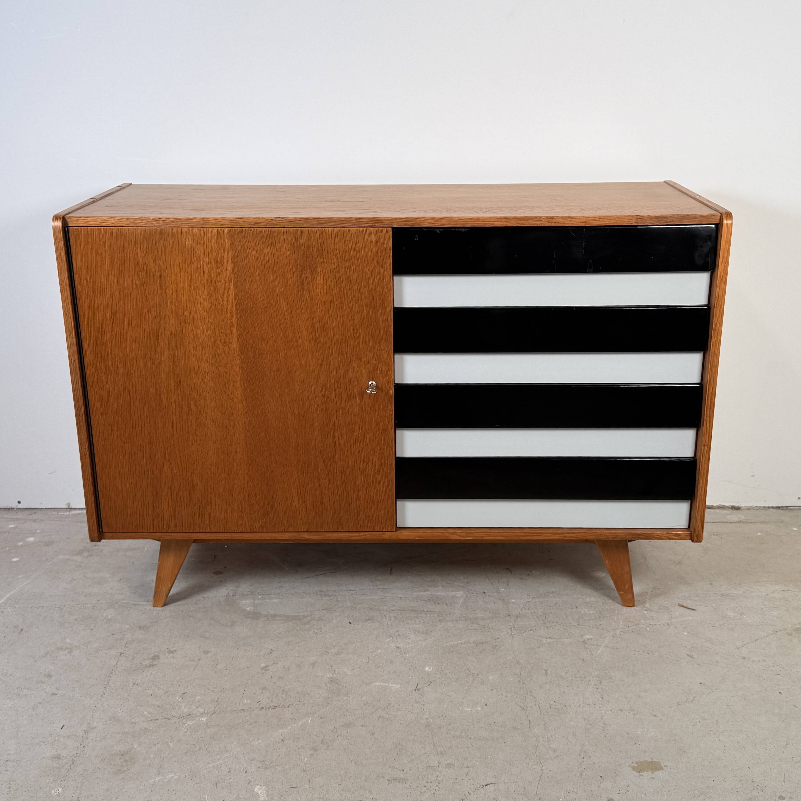 Buffet U458 de Jiří Jiroutek, tiroirs noir et blanc.