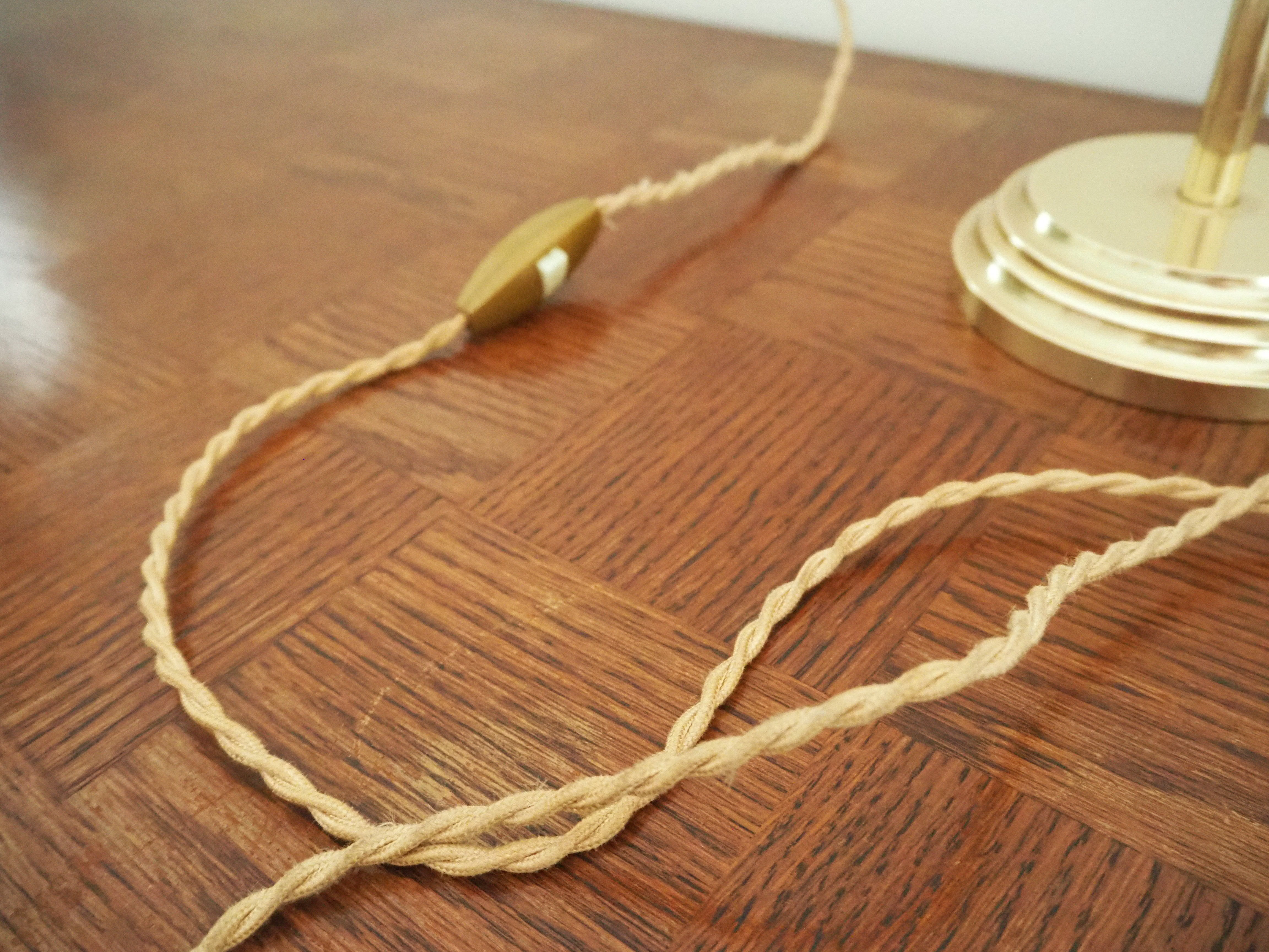 Desk lamp in brass with a swan neck and green opaline glass.
