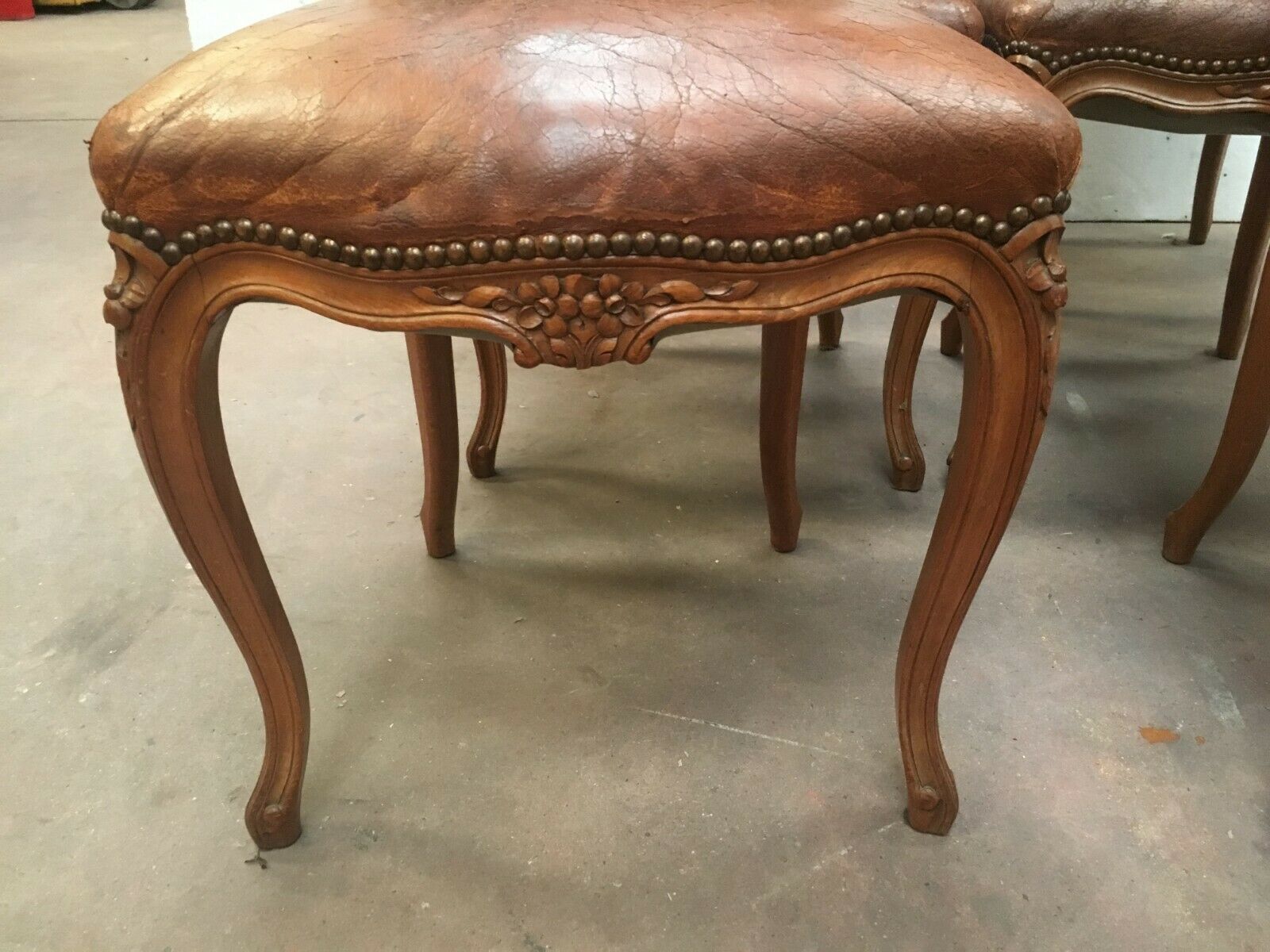 Suite de six chaises en noyer avec assises cuir, style Louis XV