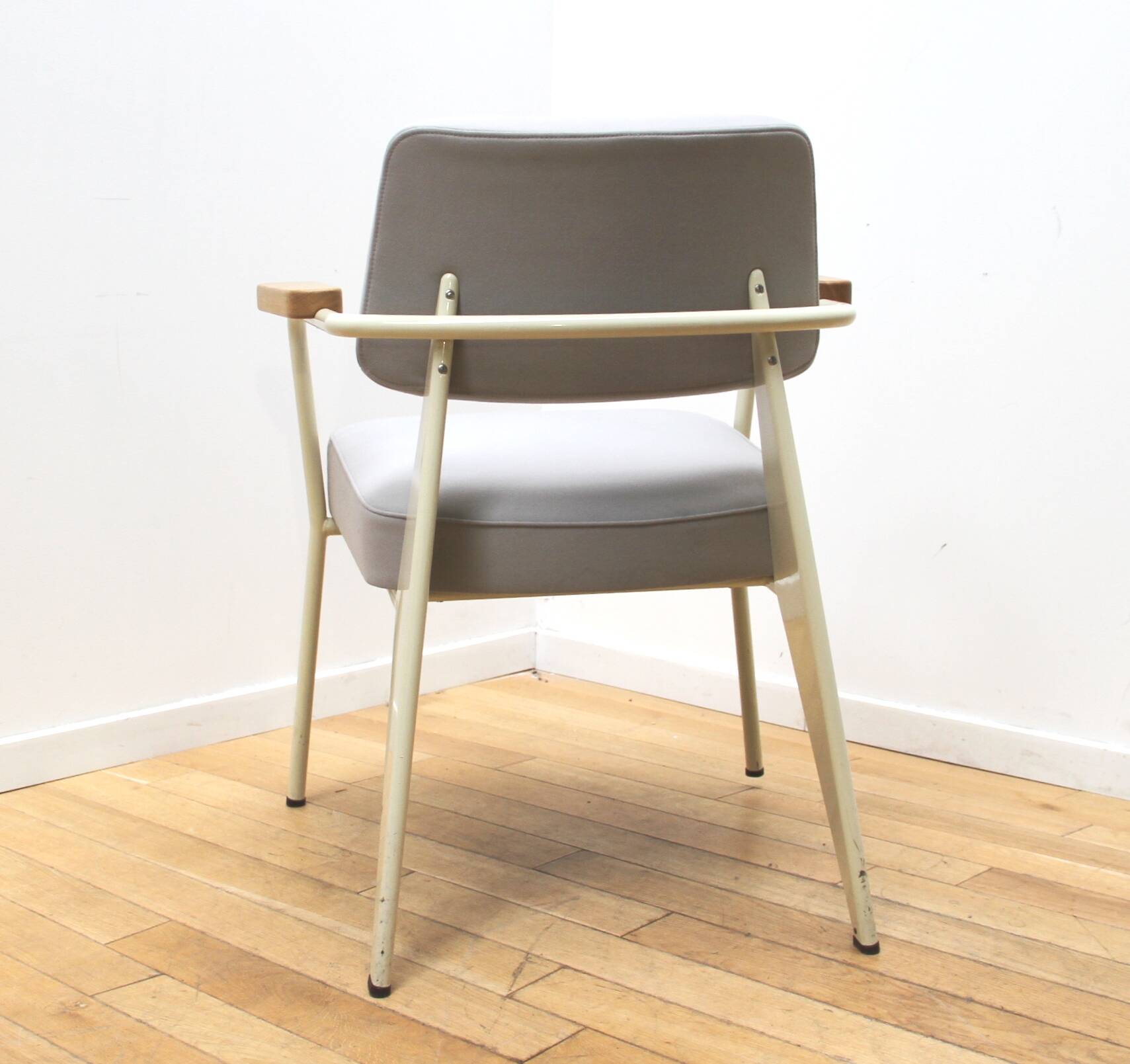 Jean Prouvé executive chair, Vitra