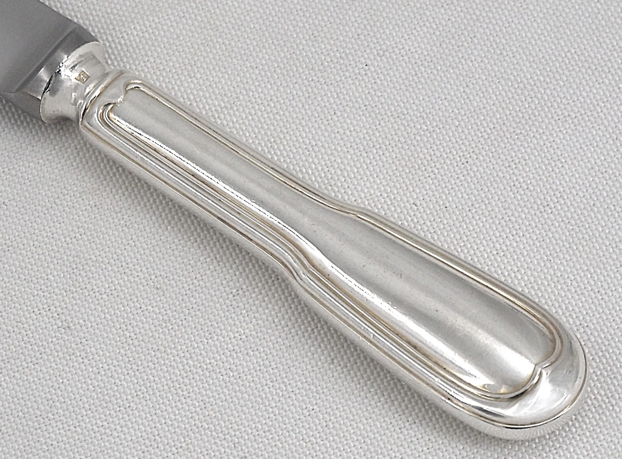 Christofle Chinon, Set of 12 silver-plated table knives in excellent condition.