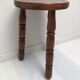 Tabouret en bois tourné pied tripode