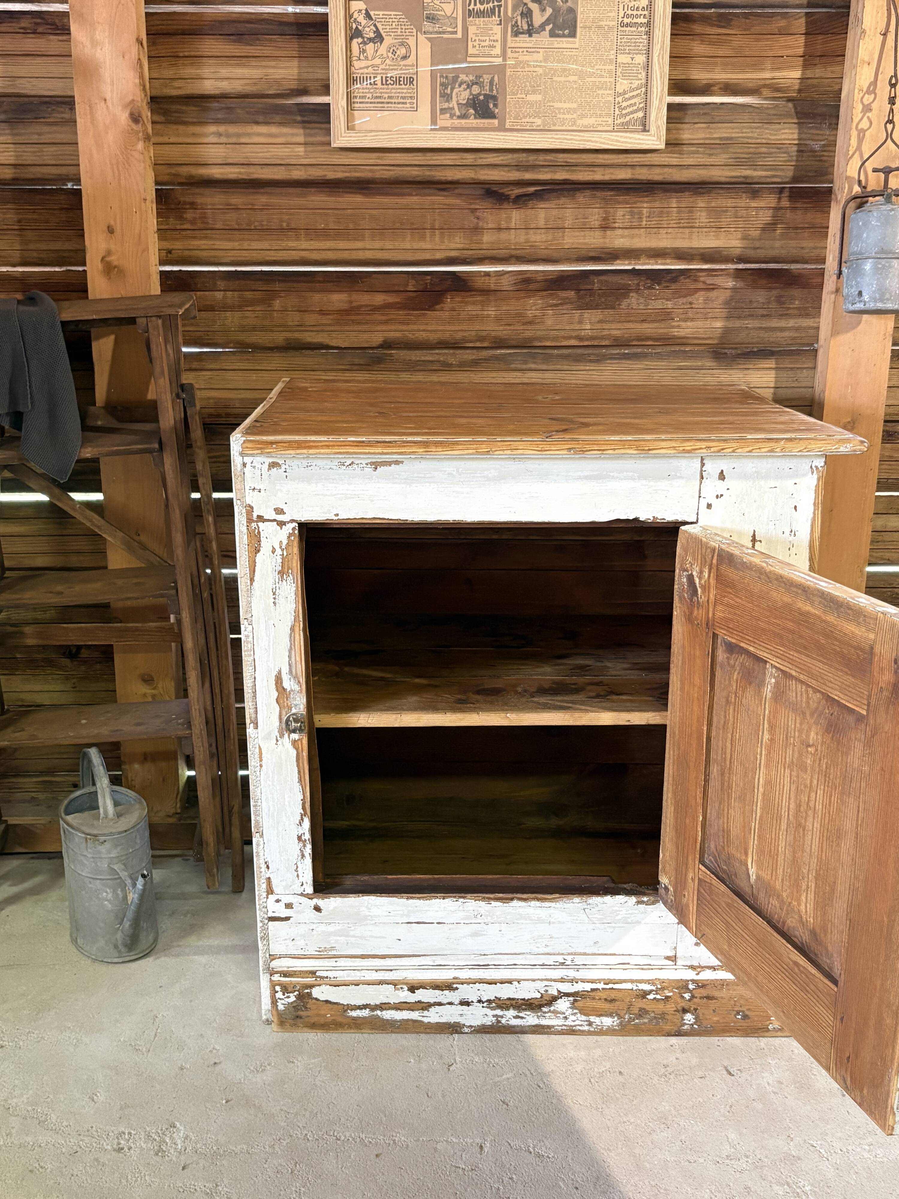 Antique patinated sideboard – chic country spirit – White patina with a lime effect