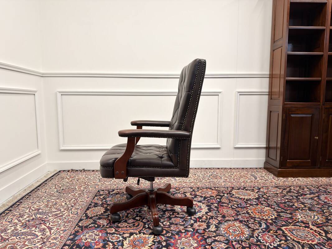 Chaise de bureau Chesterfield anglaise en cuir bordeaux