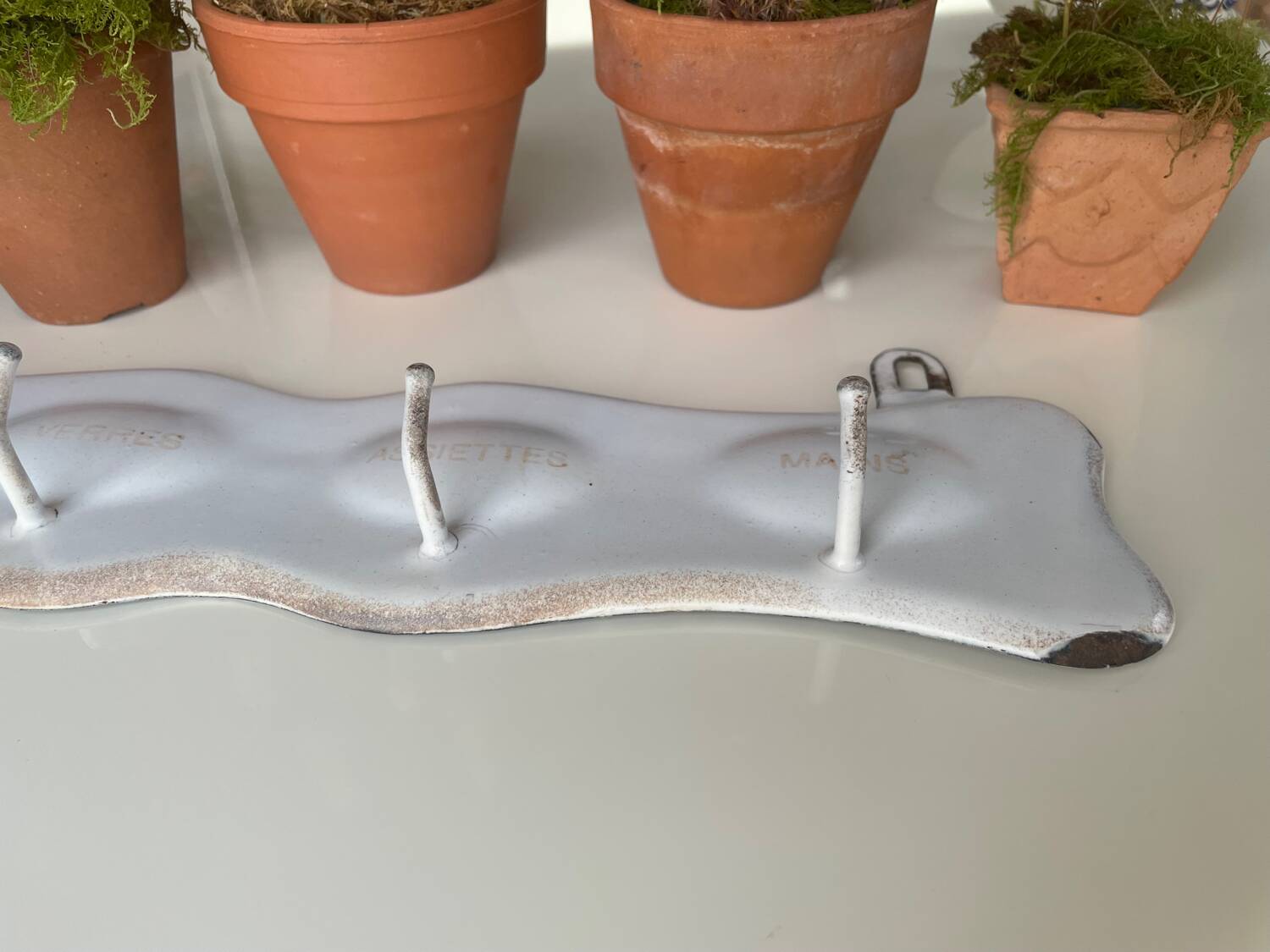 Enamelled sheet metal with inscriptions and hooks