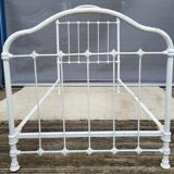 White metal bed “in its own juice” to be repainted