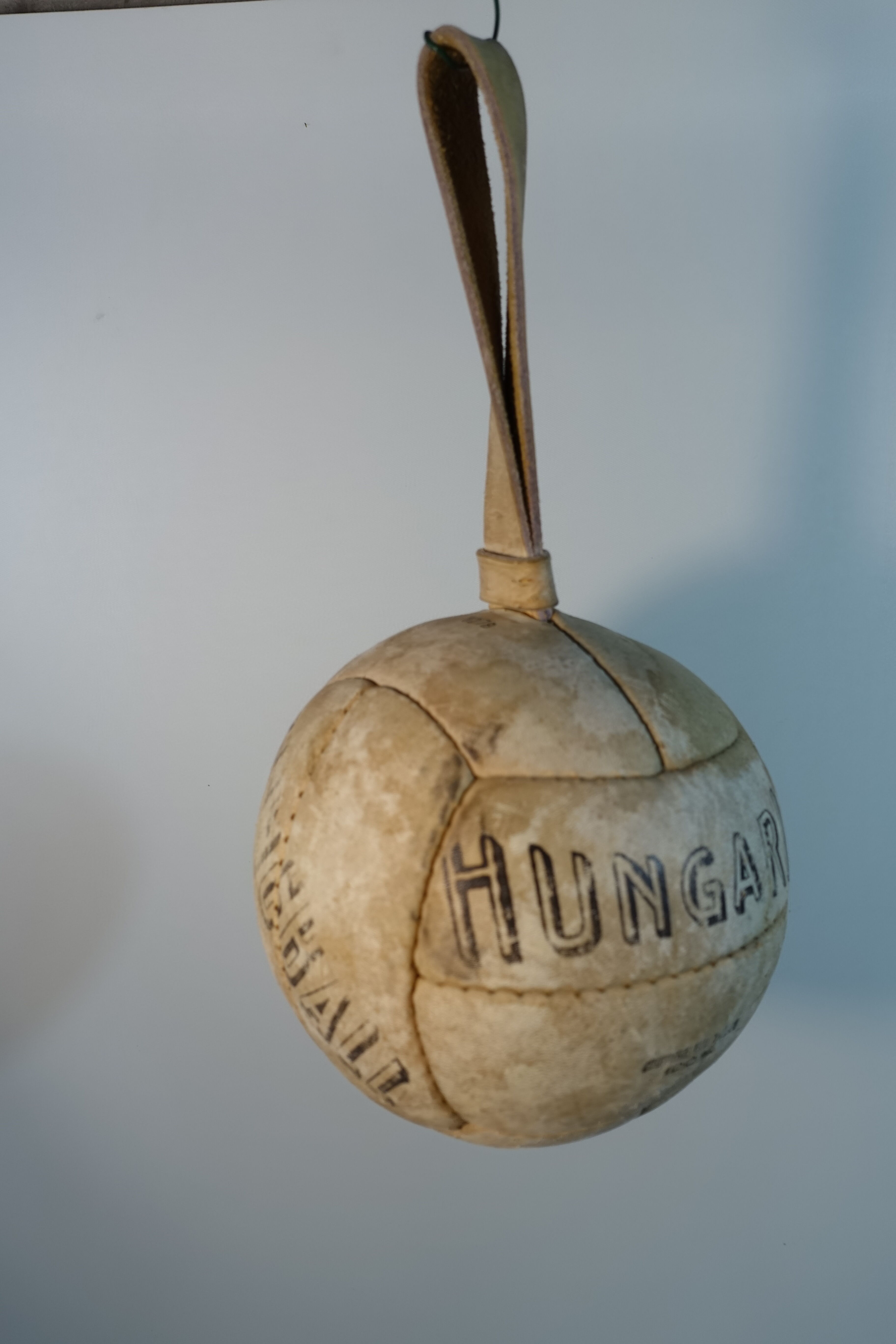 Ballon en cuir cousu " Slingball " Hungaria 1960