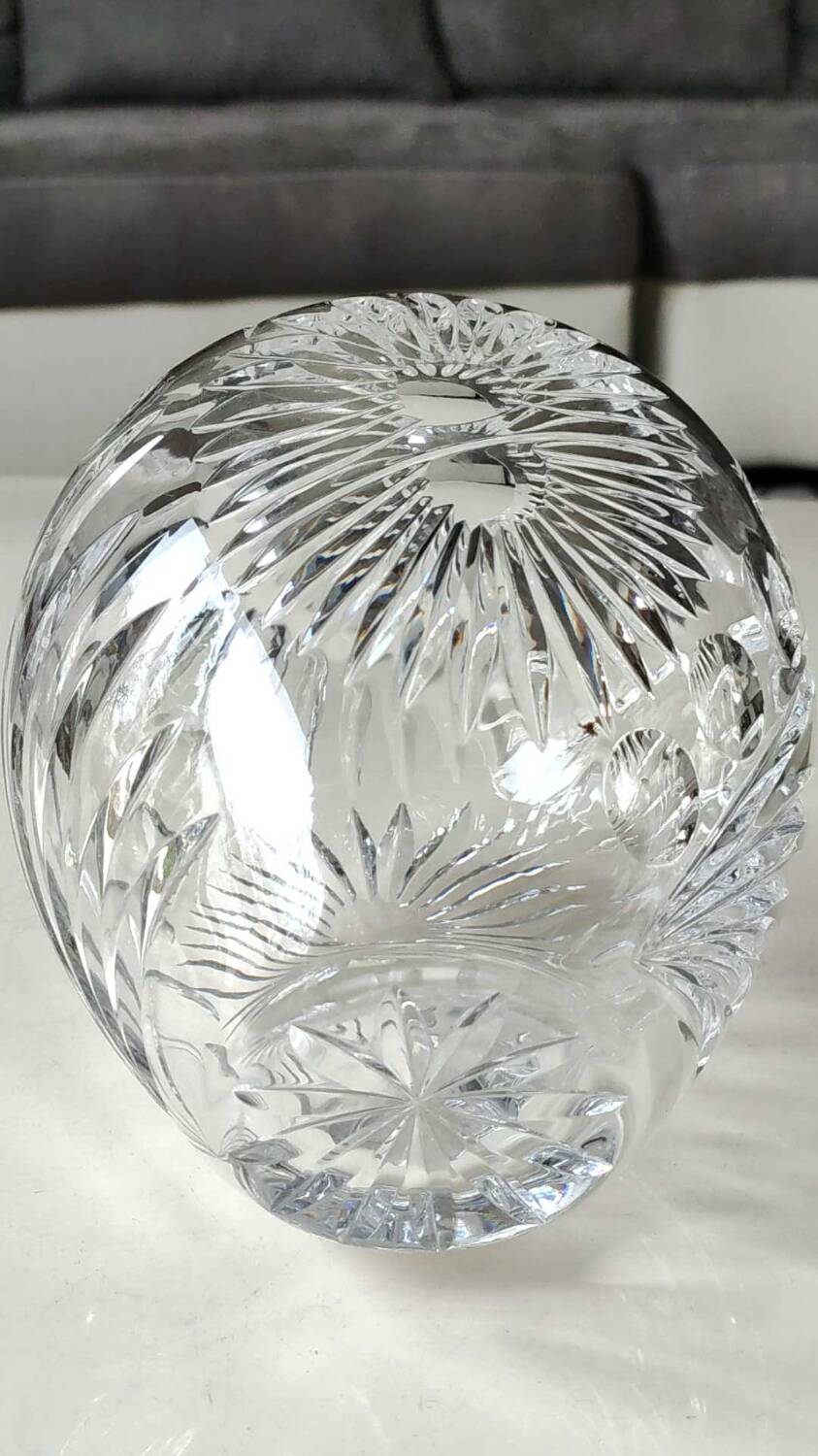 Vintage ball-shaped vase, in Bohemian/Boho chic crystal. 15 x 13 cm
