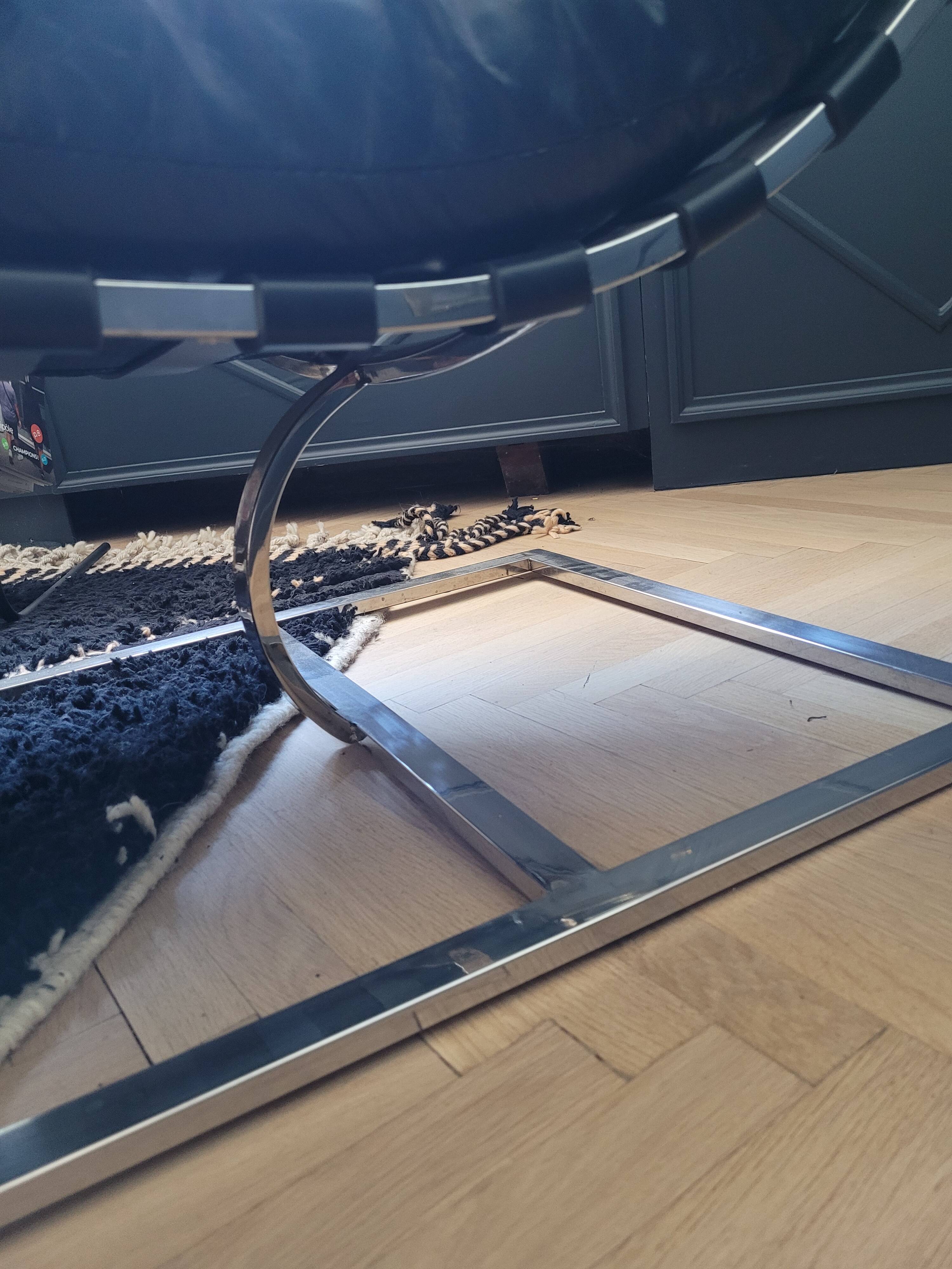 Black leather chaise longue divan