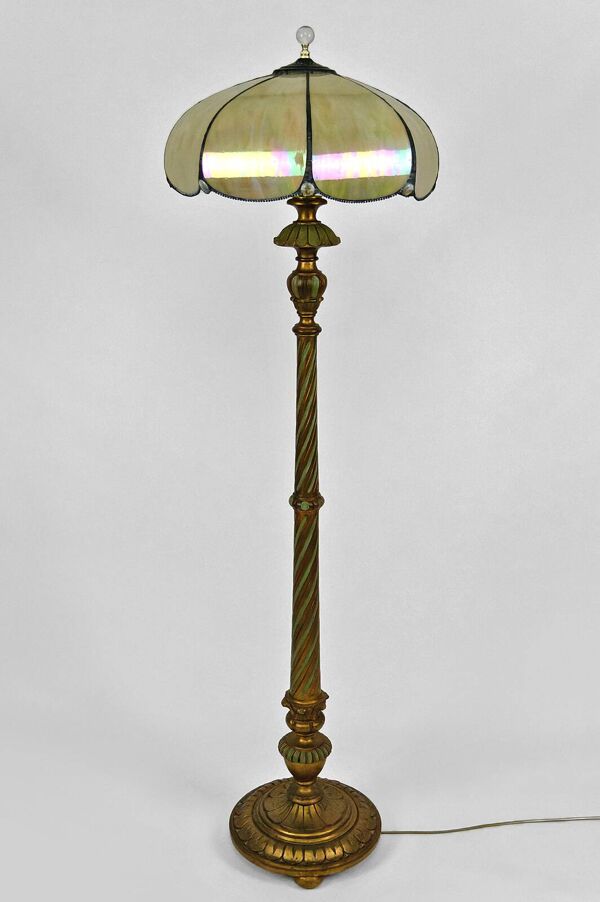 Lampadaire en bois sculpté doré et abat-jour en verre nacré, Art Déco, France, Circa 1920