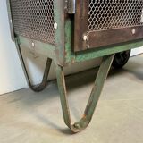 Armoire industrielle en fer avec portes en treillis sur roues, années 1960