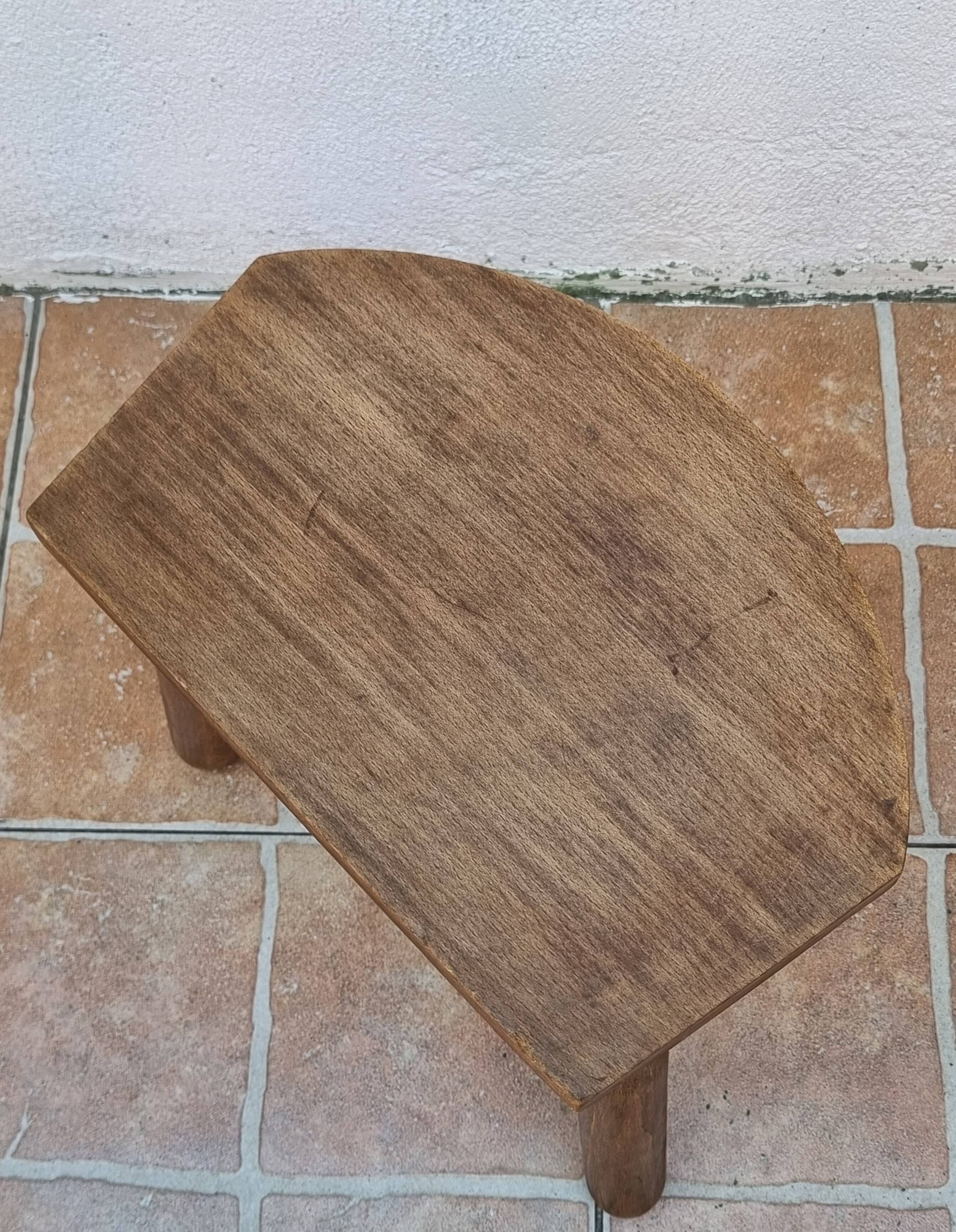Tabouret bas tripode en bois massif, design organique brutaliste, années 70