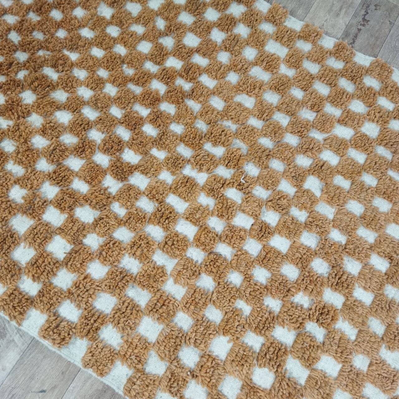 Moroccan Berber rug in ecru and camel wool with a graphic pattern, 245x150 cm.