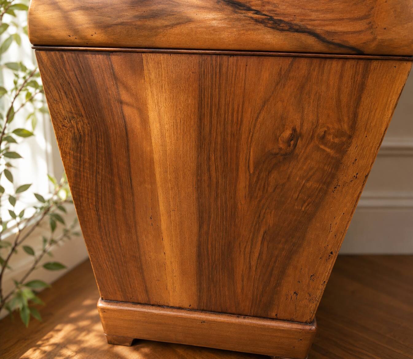 Commode d’époque Louis-Philippe en ronce de noyer, milieu du XIXe siècle