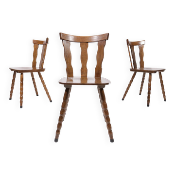 Ensemble de 3 chaises brutalistes avec découpes arquées et pieds tournés.