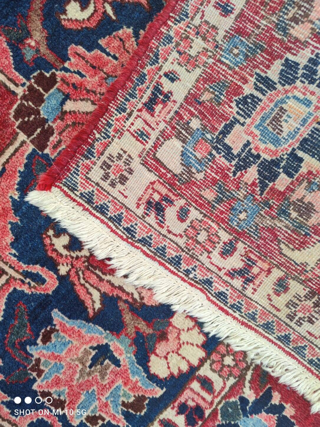 Hand-knotted Persian Kashan carpet made of pure wool.