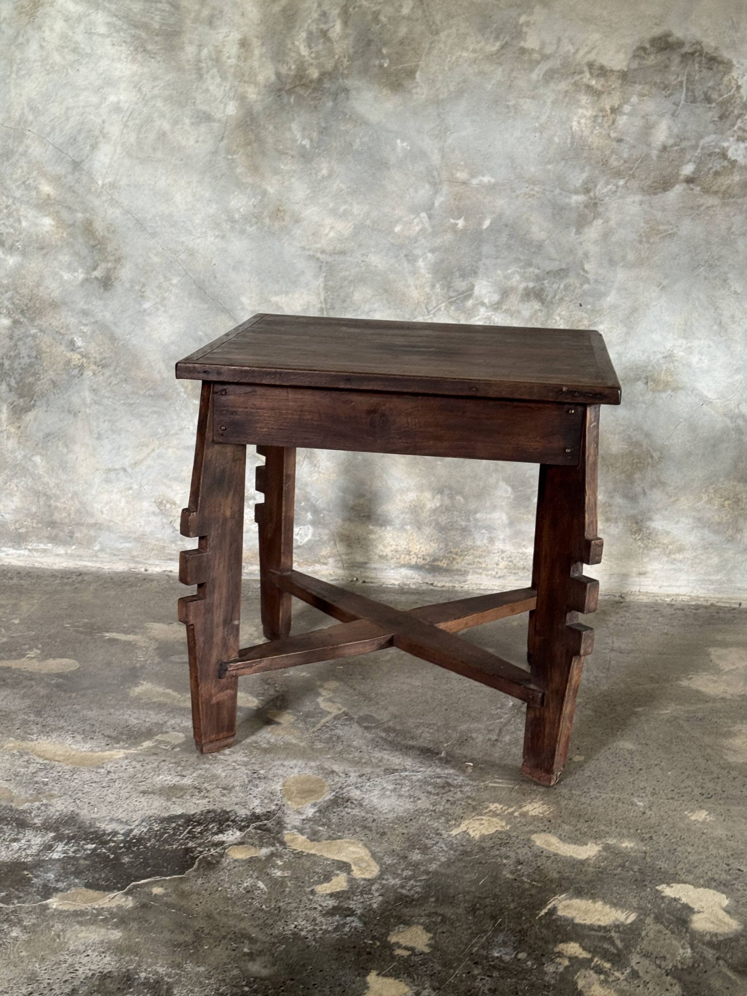 Coffee table, petite table basse indonésienne ancienne moderniste en teck