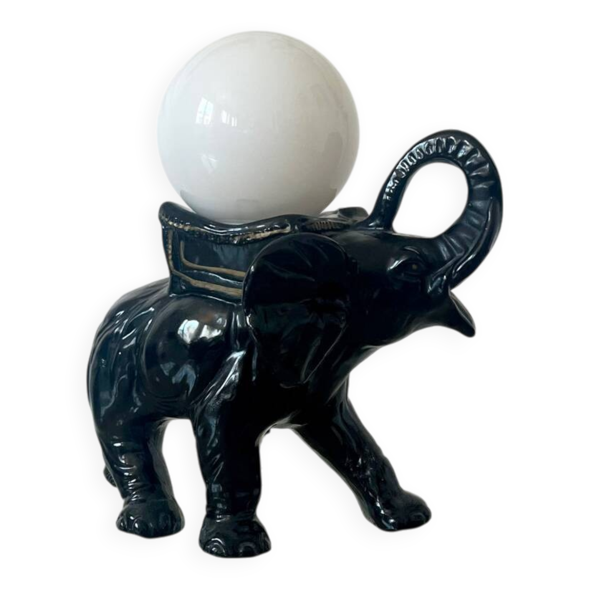 Lampe en forme d’éléphant et globe en opaline, 60-70
