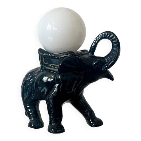 Lampe en forme d’éléphant et globe en opaline, 60-70