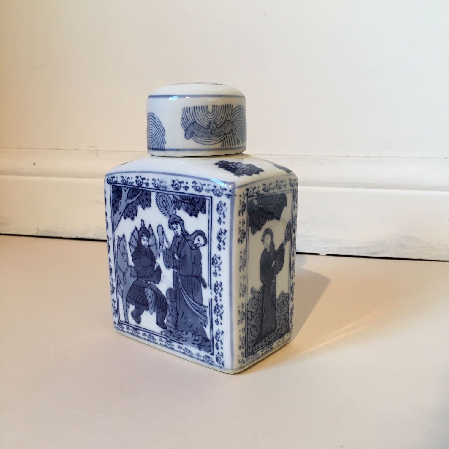 Chinese porcelain urn and hand-painted blue patterns