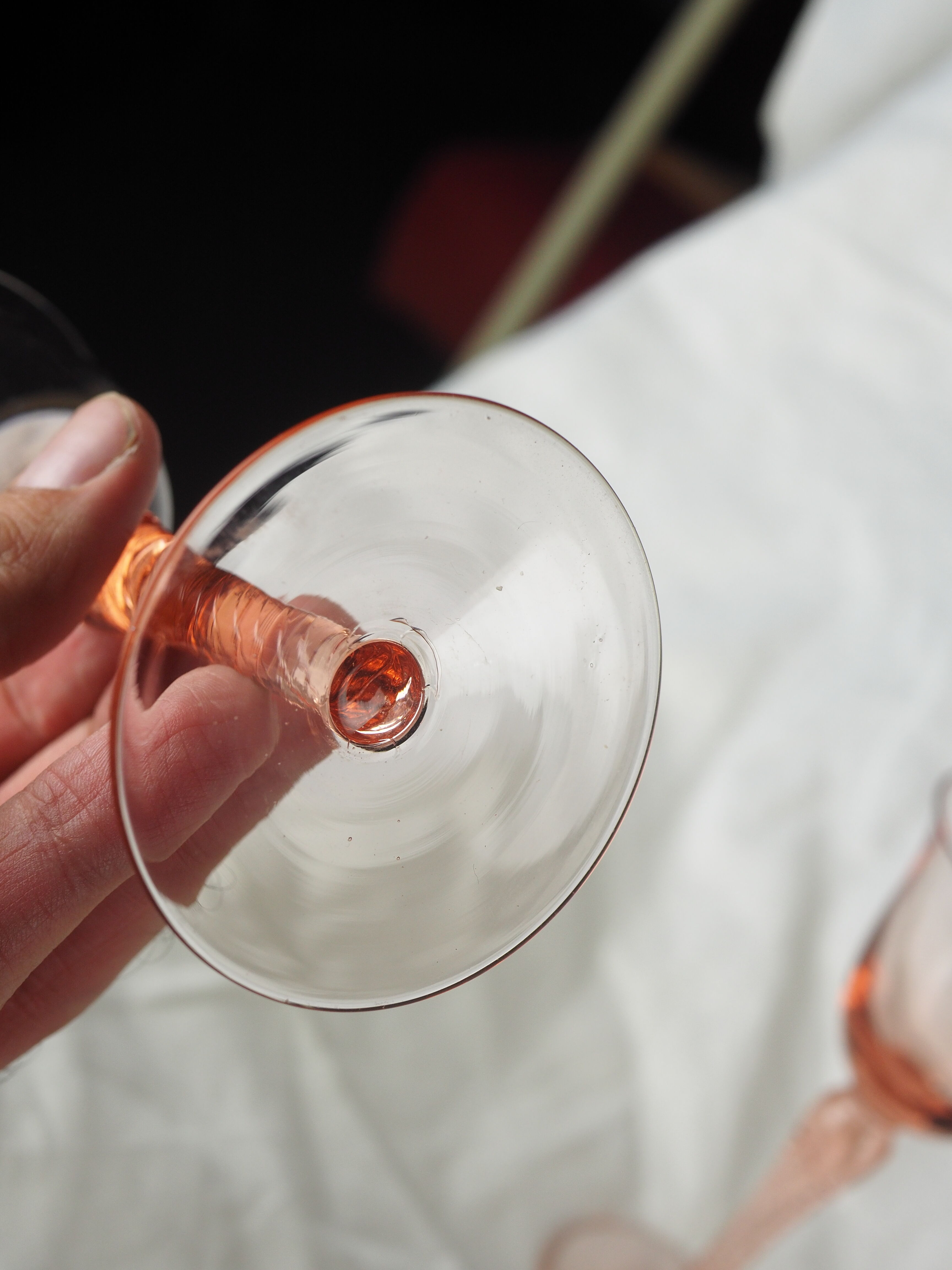 Set of 4 pink rosé glasses with twisted foot - 70s / 80s