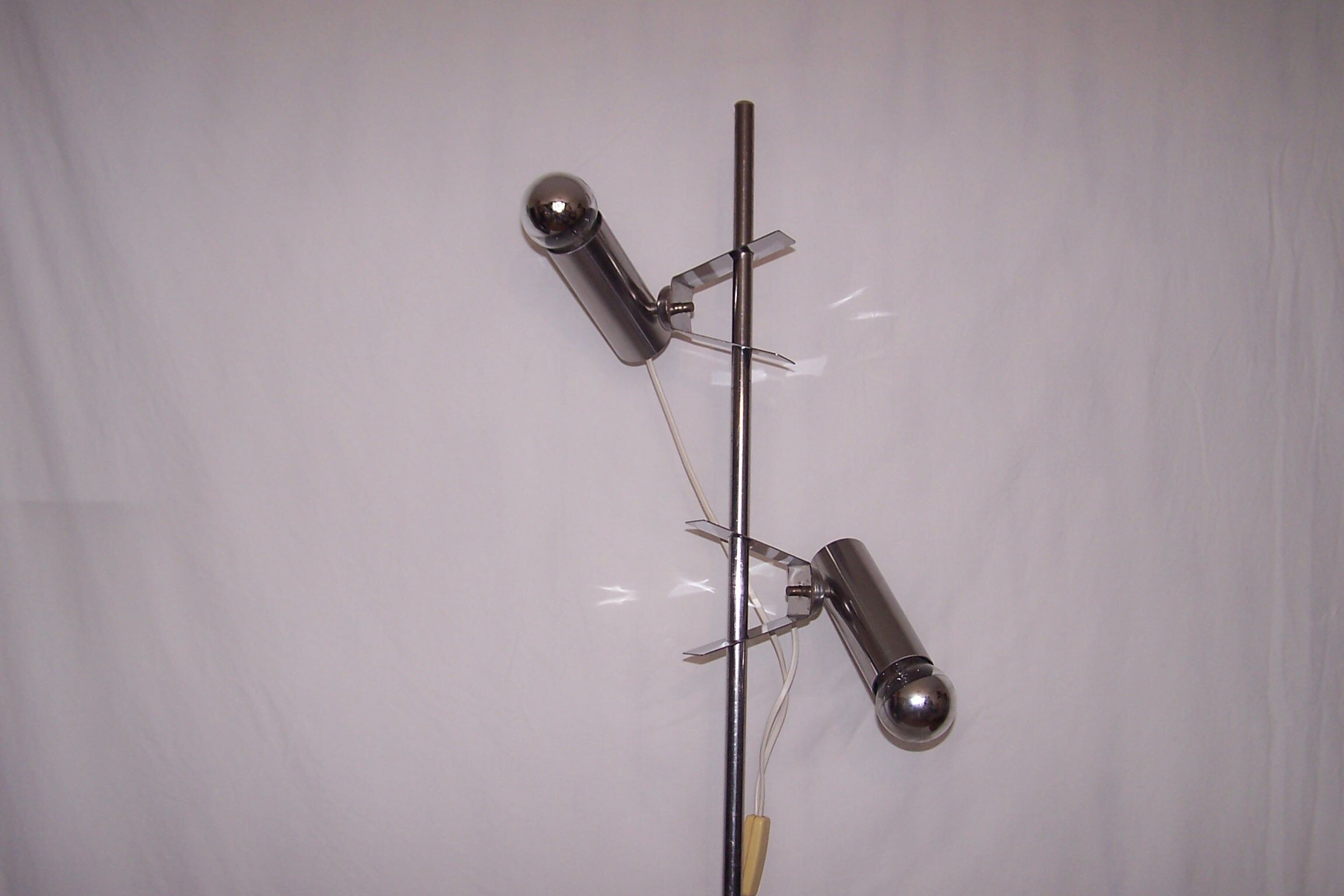 Magnetized spot lamp of the 70s