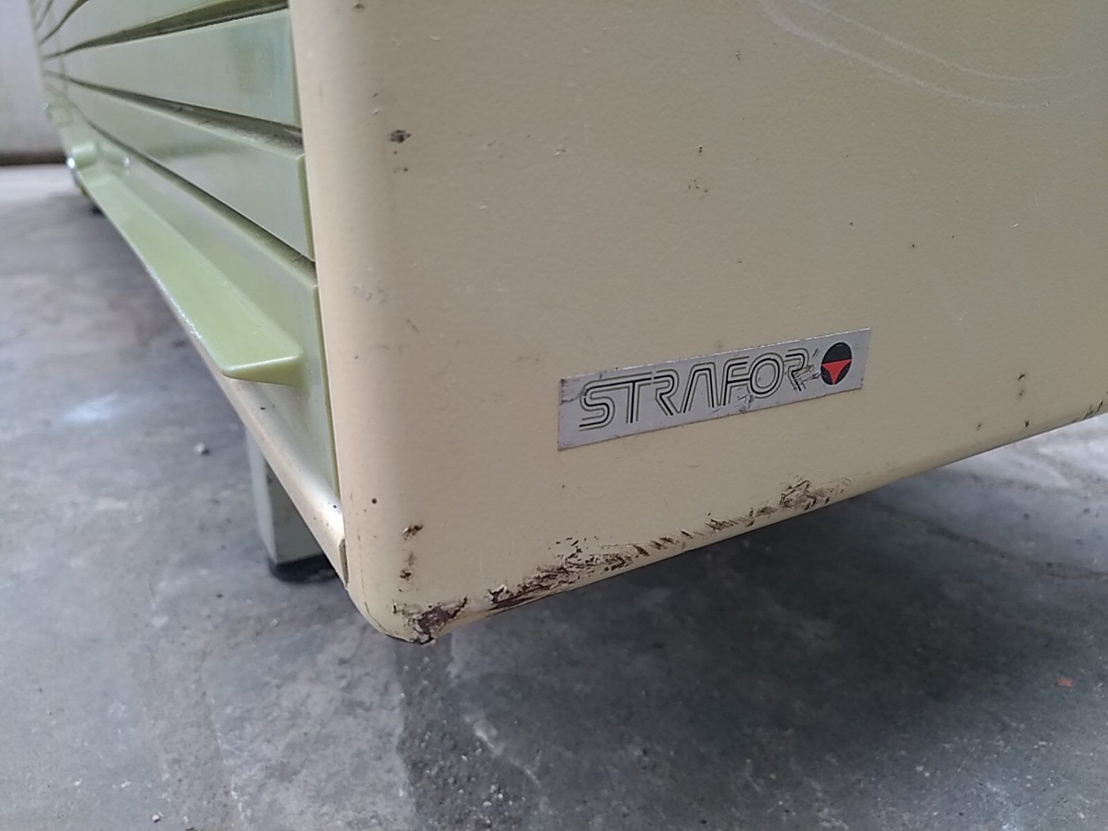 Meuble vintage industriel Strafor