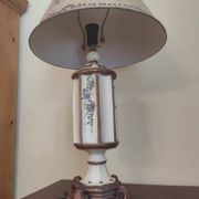 Grande lampe pagode peinte motifs floraux et abat jour métal