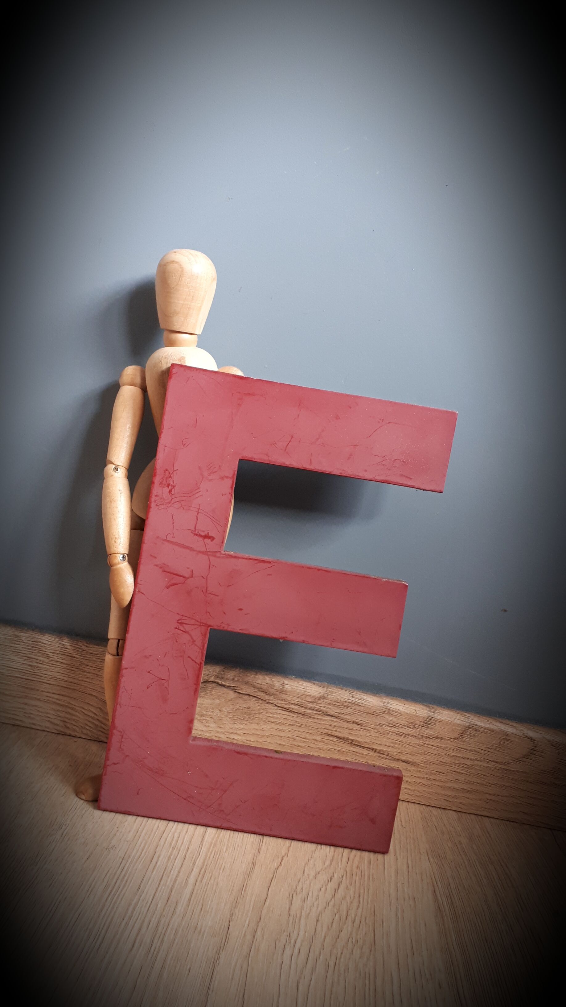 Letter sign E