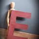 Lettre enseigne E