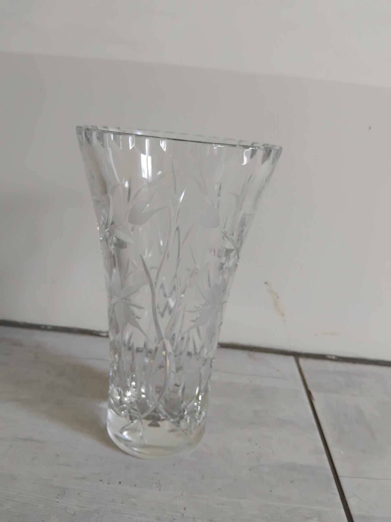 Cut crystal vase with flower decoration