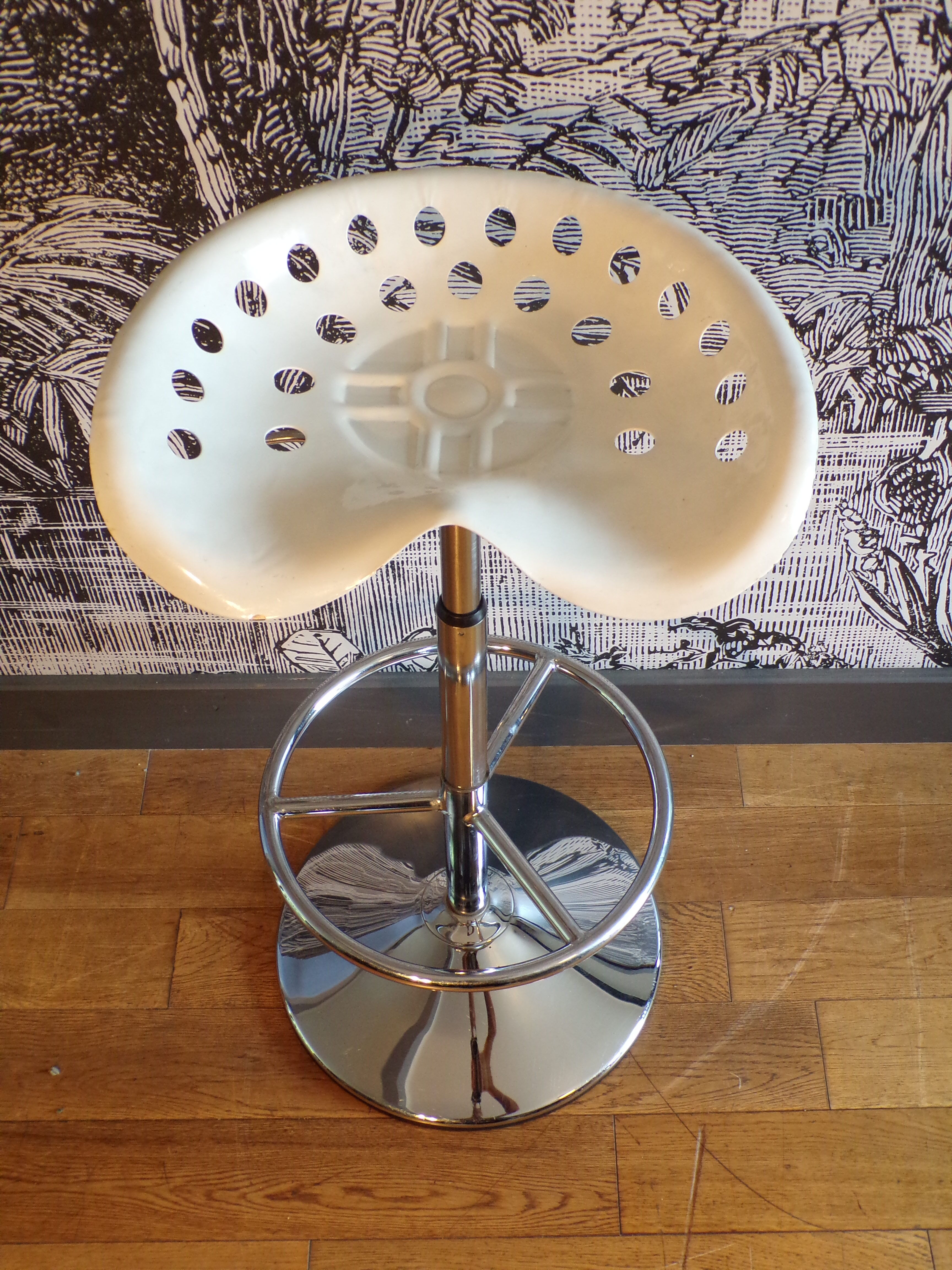Mirima 1970 white stool