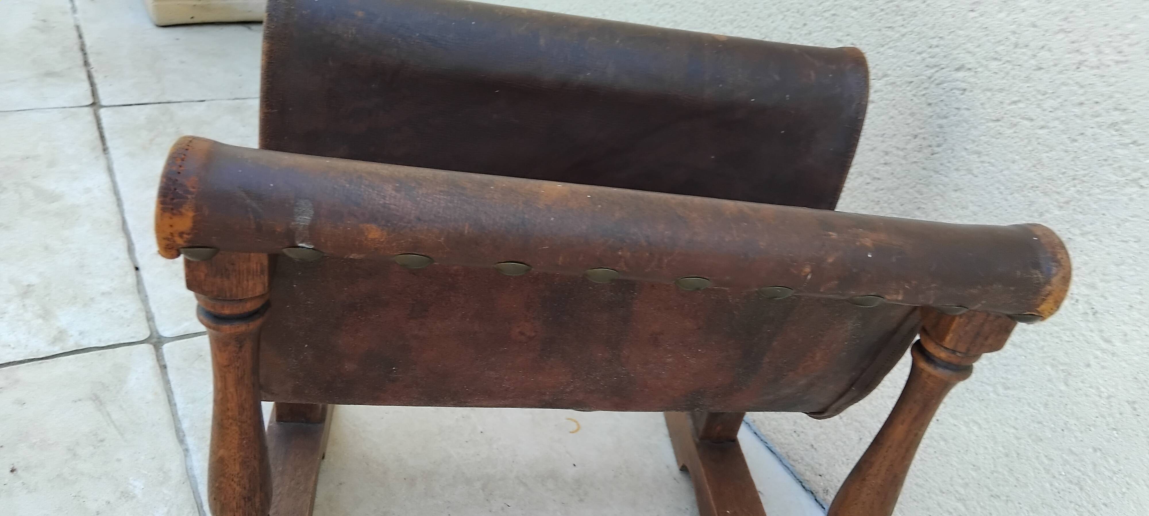 Vintage magazine rack in oak and antique leather