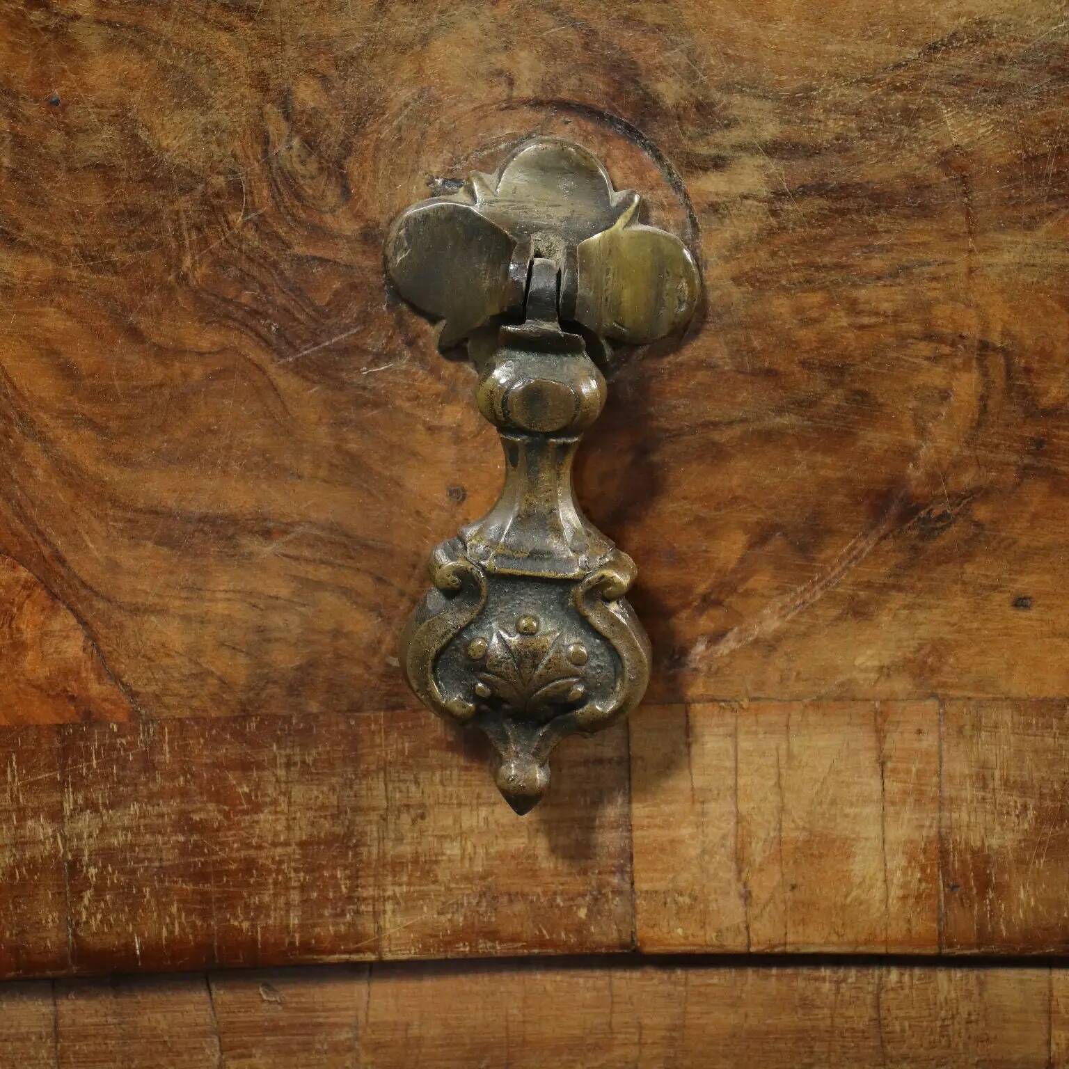 Trumeau barocchetto avec miroir en placage de ronce de noyer, Italie, XVIIIe siècle