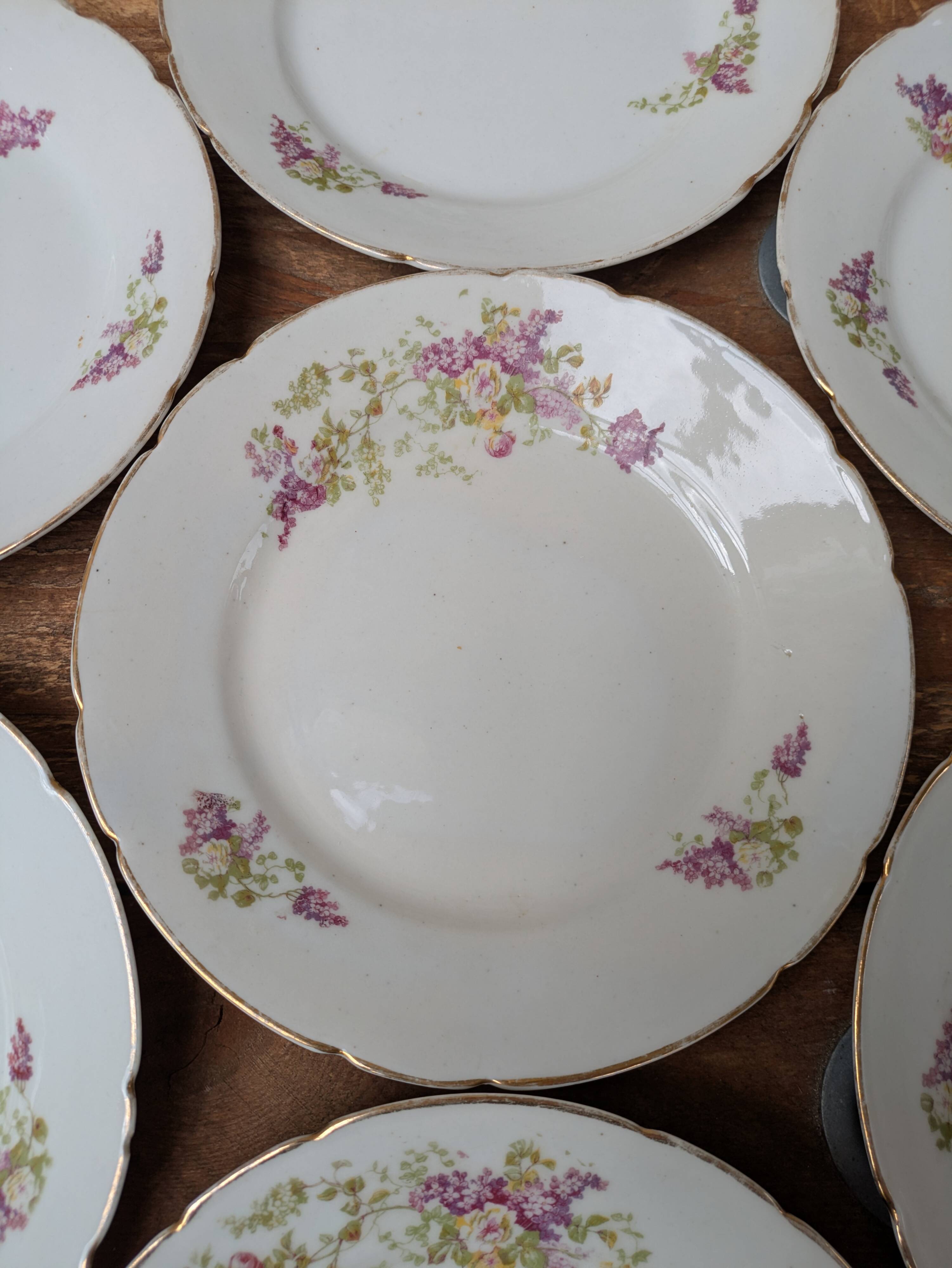 7 dessert plates in porcelain with a violet lilac design and a gold rim.