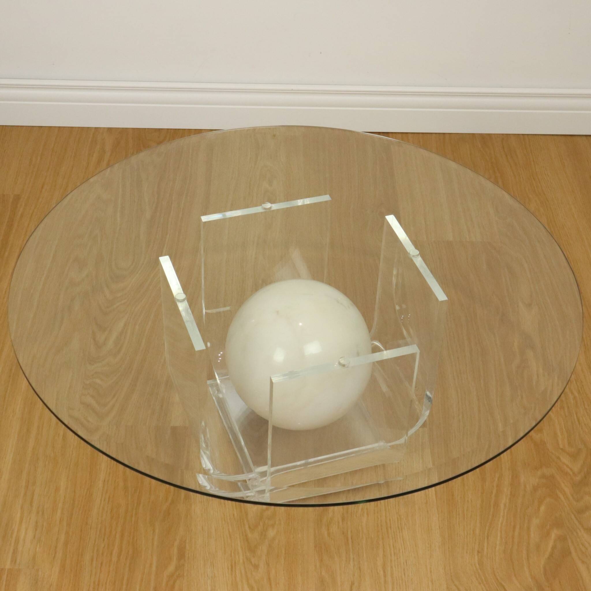 Vintage round coffee table in lucite and marbled glass.