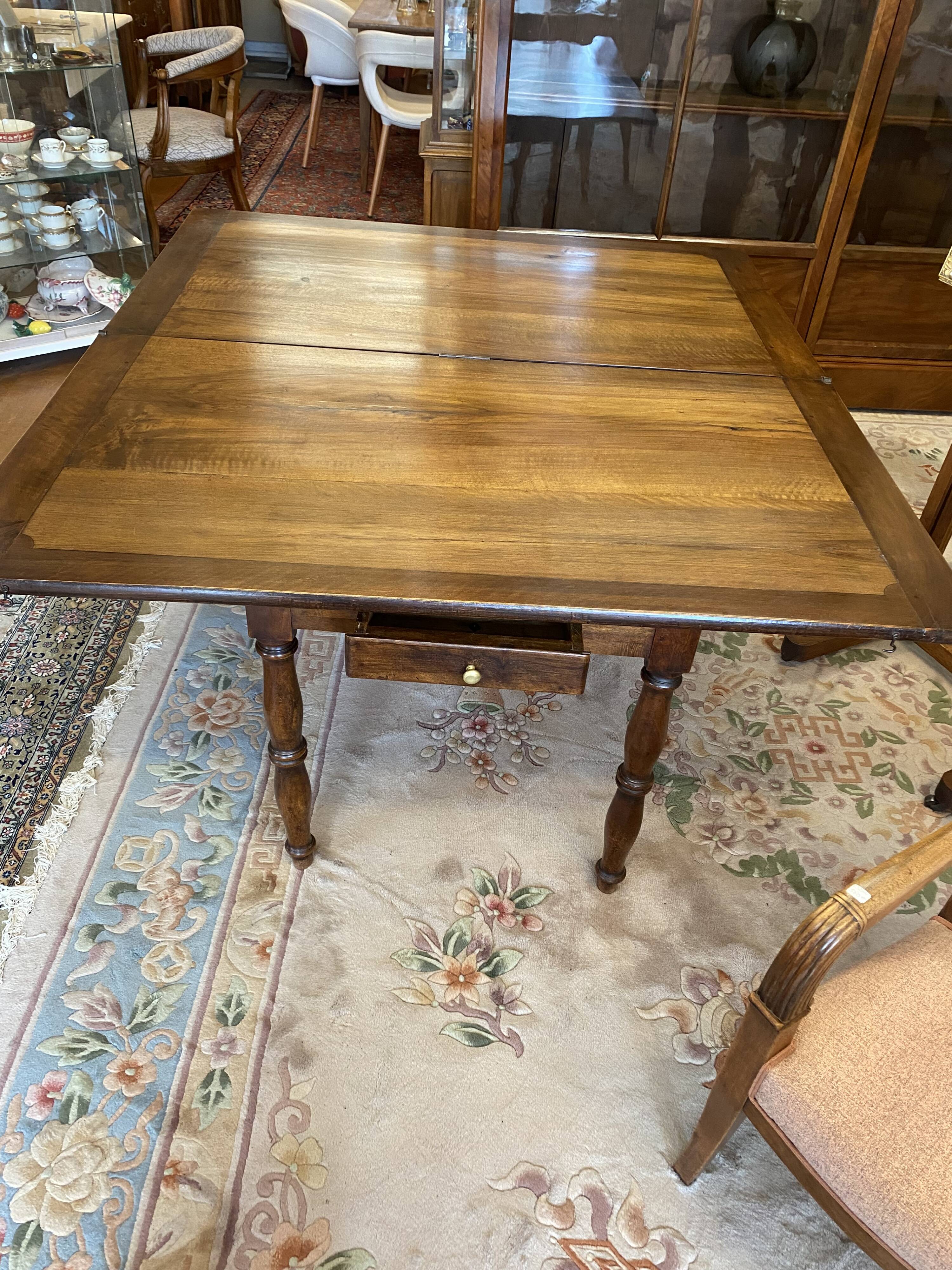 Walnut leaf table, Jacob legs
