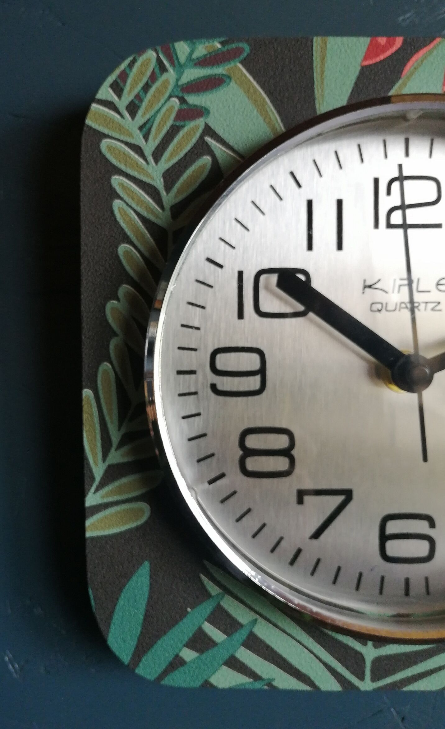 Vintage formica square silent wall clock "Kiplé black green red"