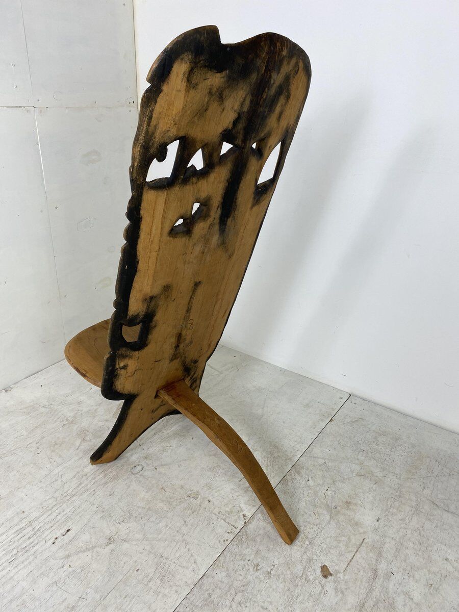 Chaise tribale sculptée à la main Afrique années 1960