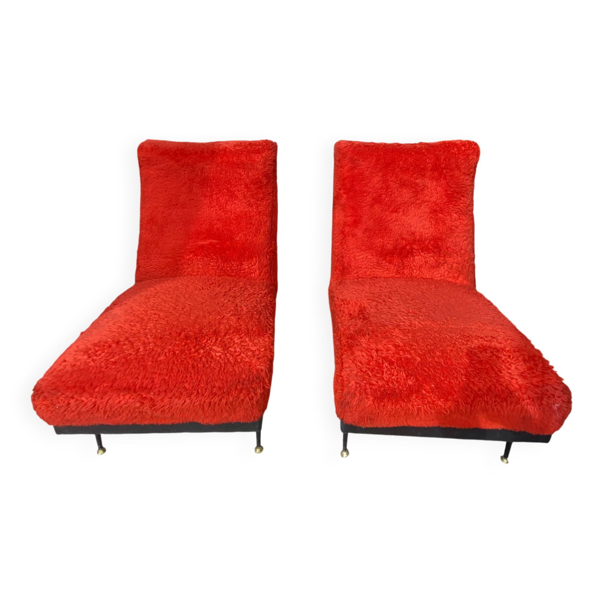 Paire de chauffeuses en moumoute rouge vers 1960