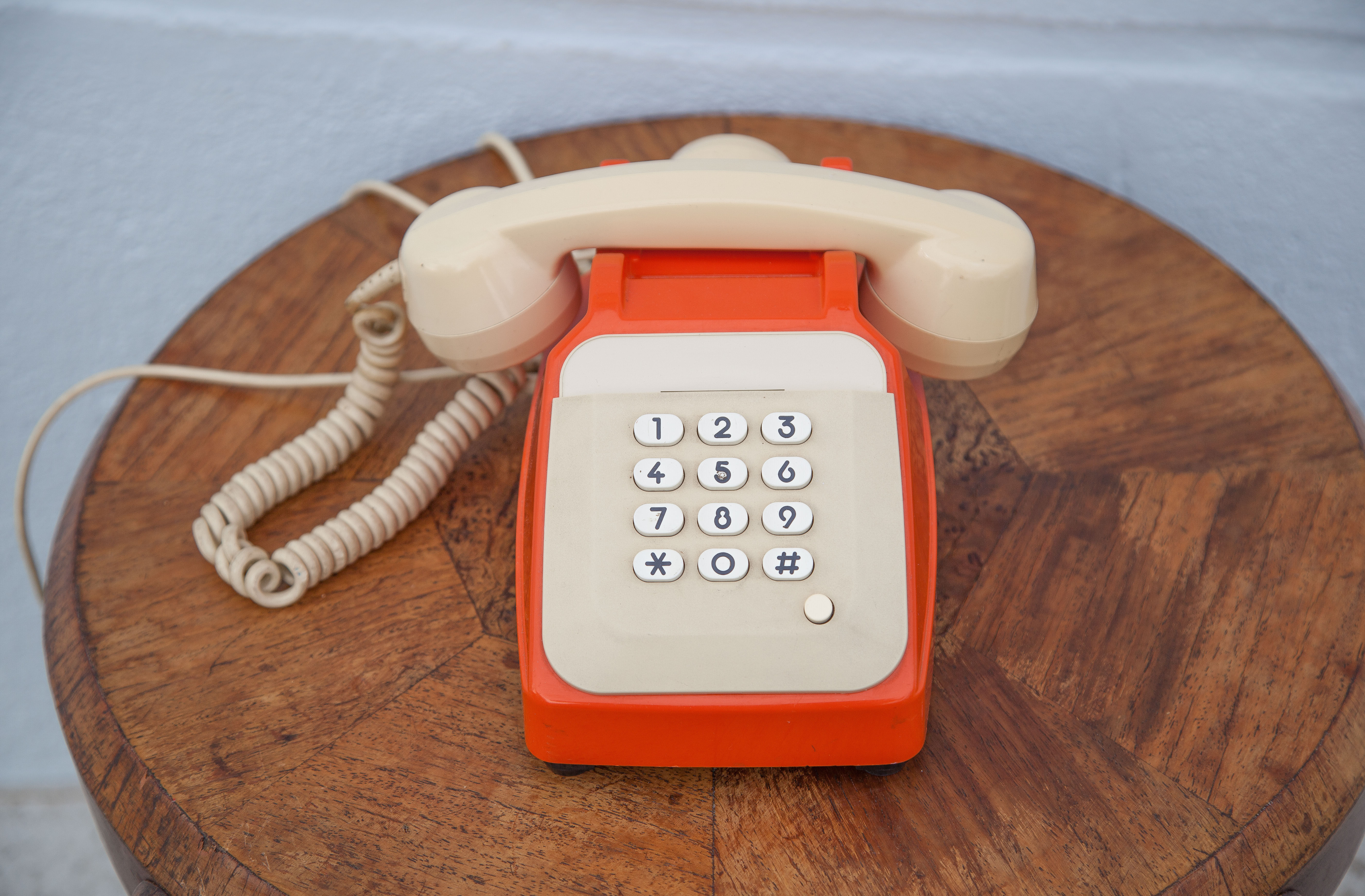 Téléphone orange et beige vintage, téléphone à touches, appareil téléphonique, rétro