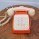 Téléphone orange et beige vintage, téléphone à touches, appareil téléphonique, rétro