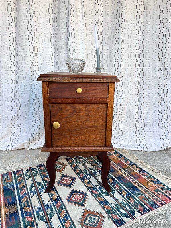 Vintage bedside table in solid wood – curved legs