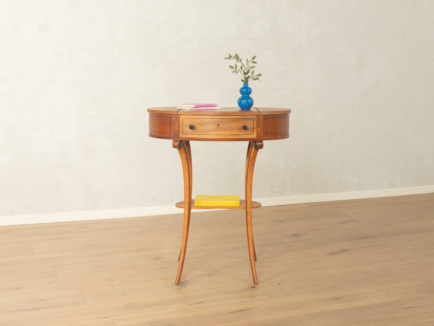 Table d'appoint antique élégante de style Biedermeier, vers 1850