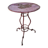Table de bistrot rouge en fonte vintage (années 1950) — plateau rond métal, piètement tripode