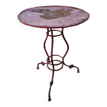 Table bistro vintage en fonte rouge (années 1950) — plateau rond en métal, base trépied.