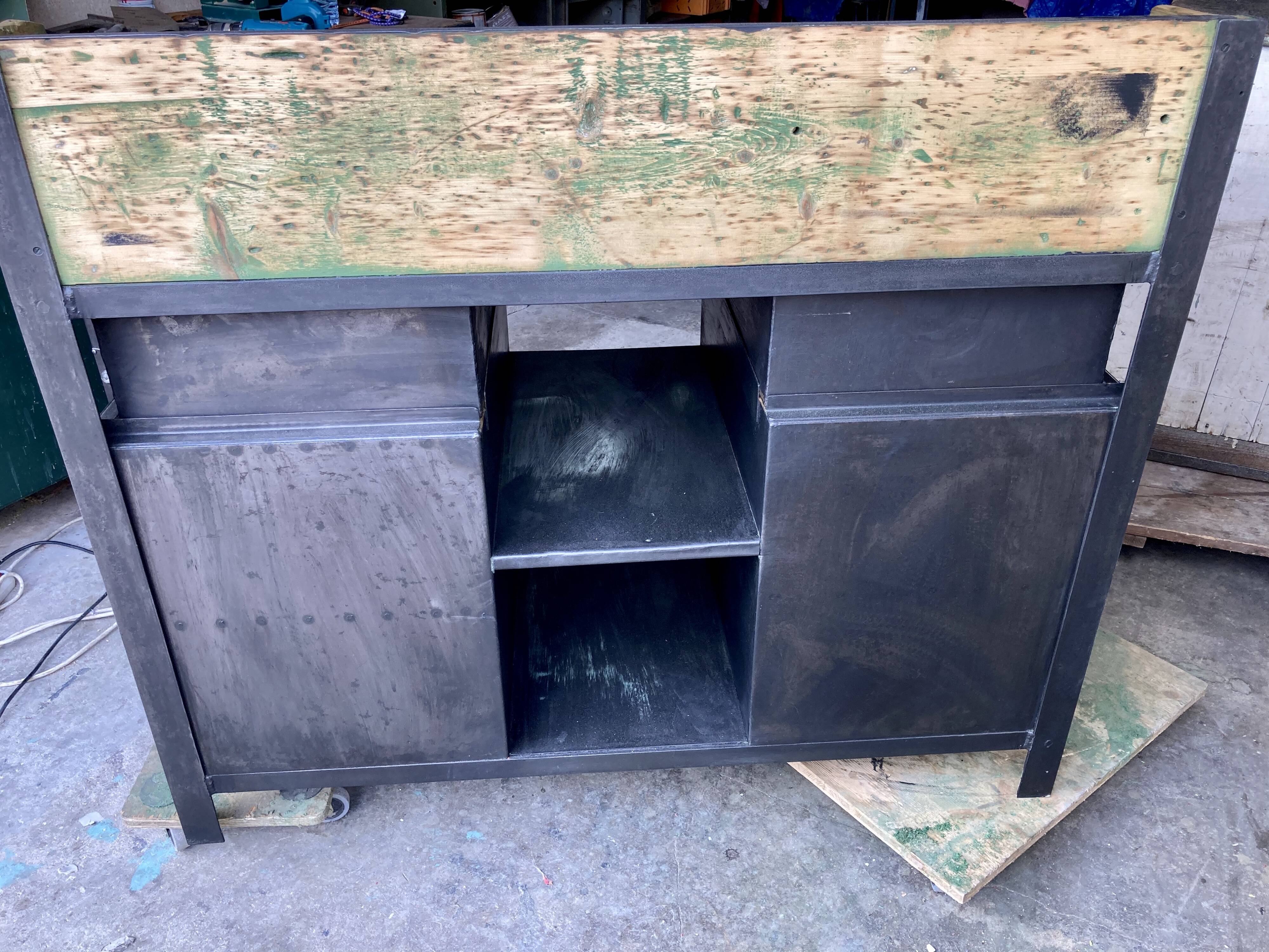 Workbench in metal and wood